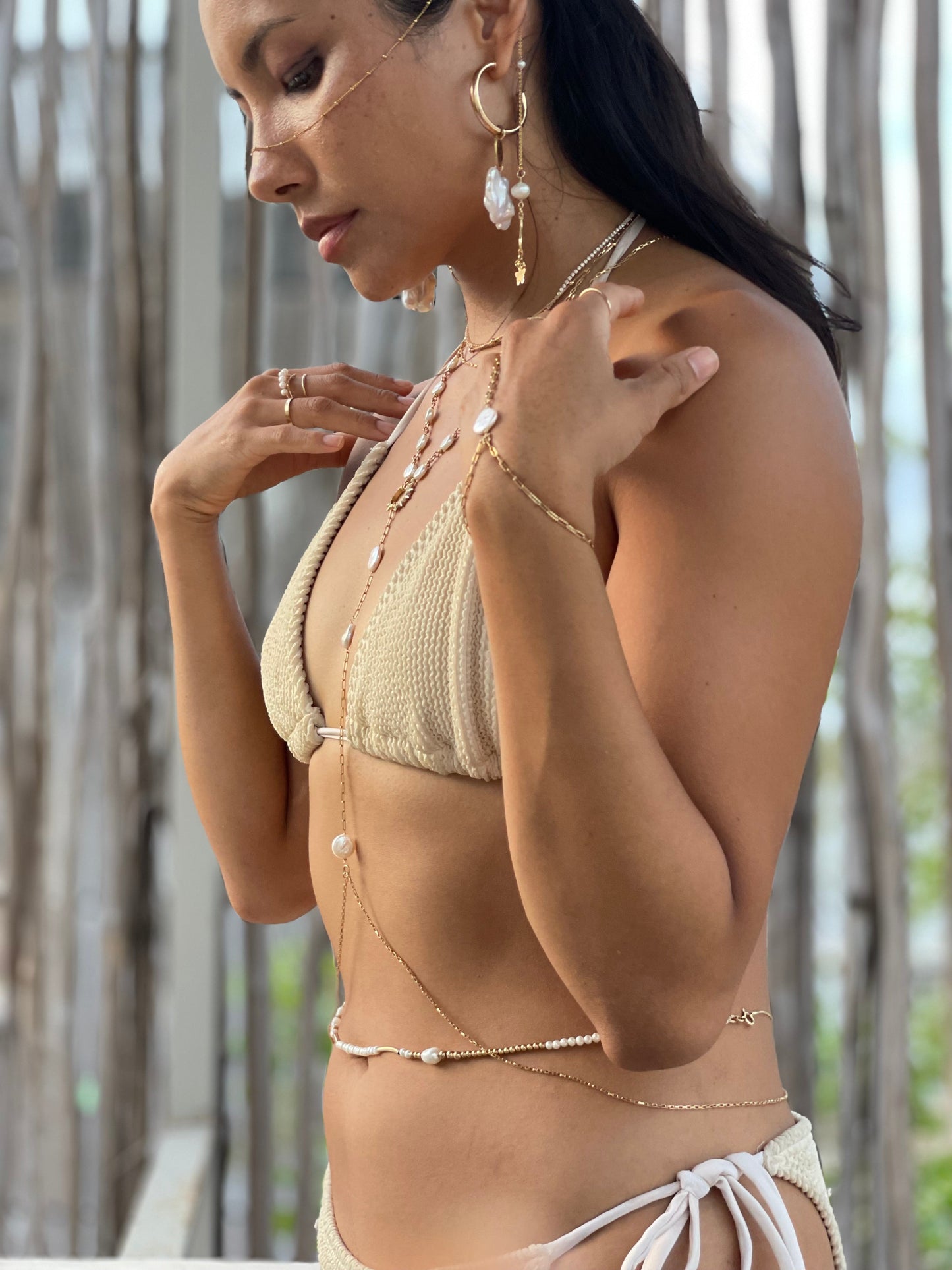 Hammered ring and pearl hand chain
