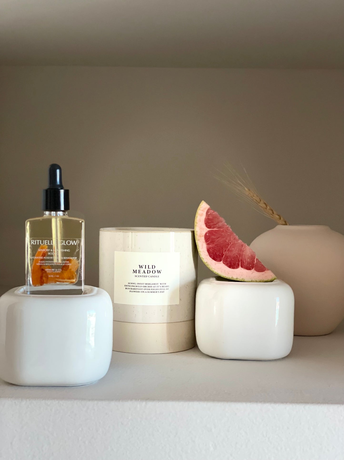 Hydrating body oil with grapefruit and tropical notes 