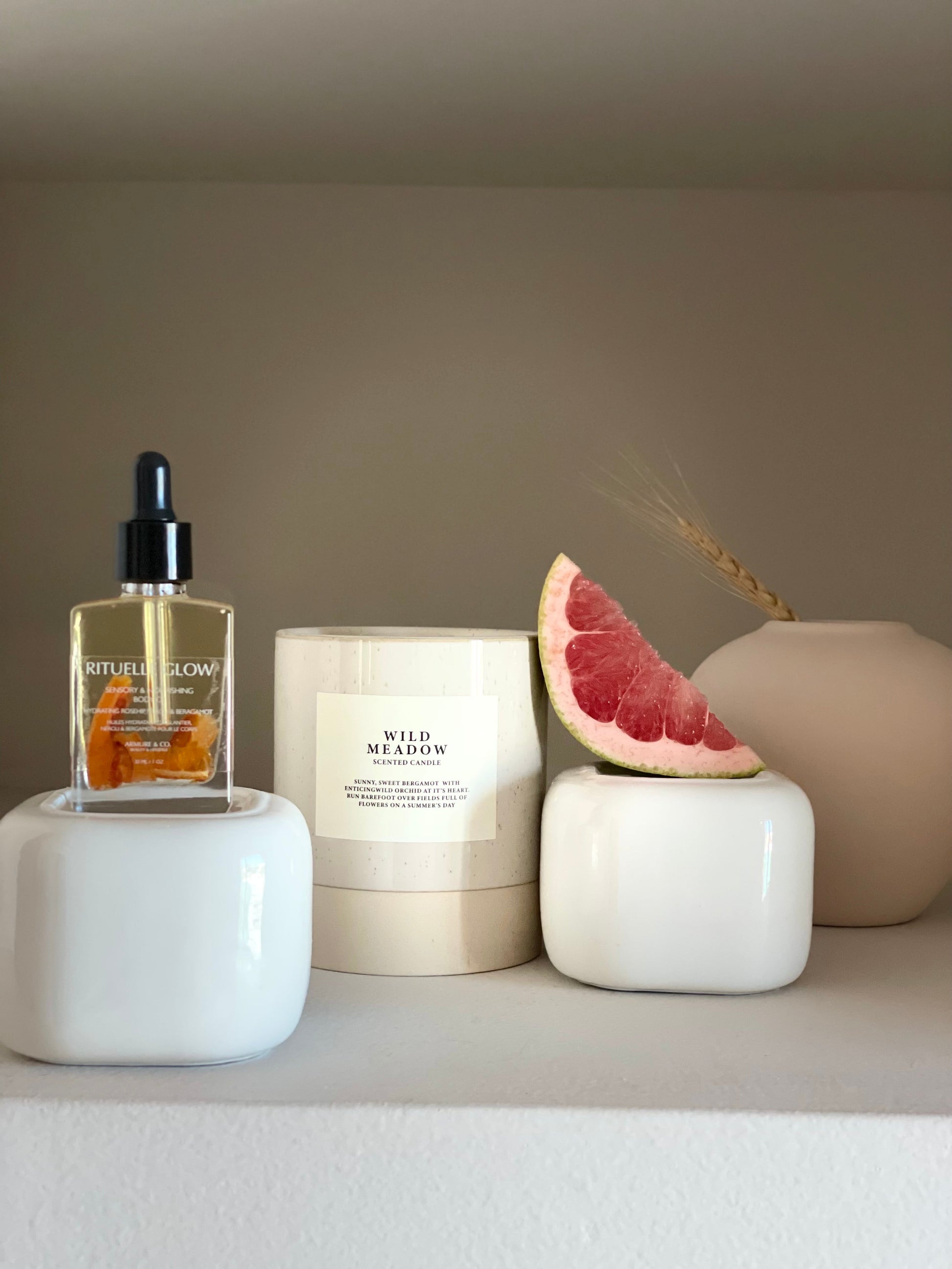 Hydrating body oil with grapefruit and tropical notes 